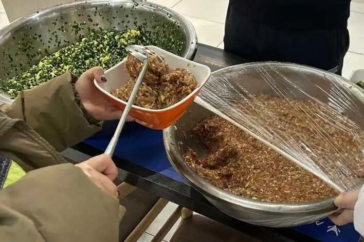 传承习俗”包饺子活动