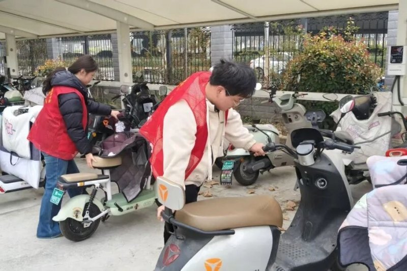 志愿者们手持清洁工具