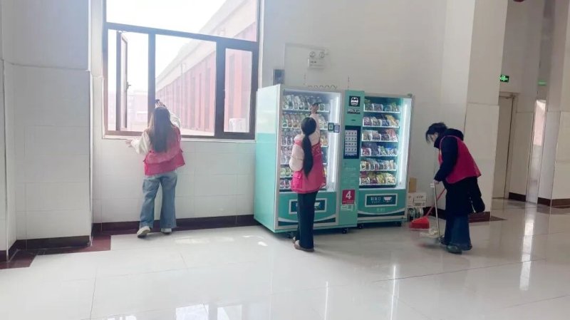 以实际行动为美化校园环境贡献青春力量